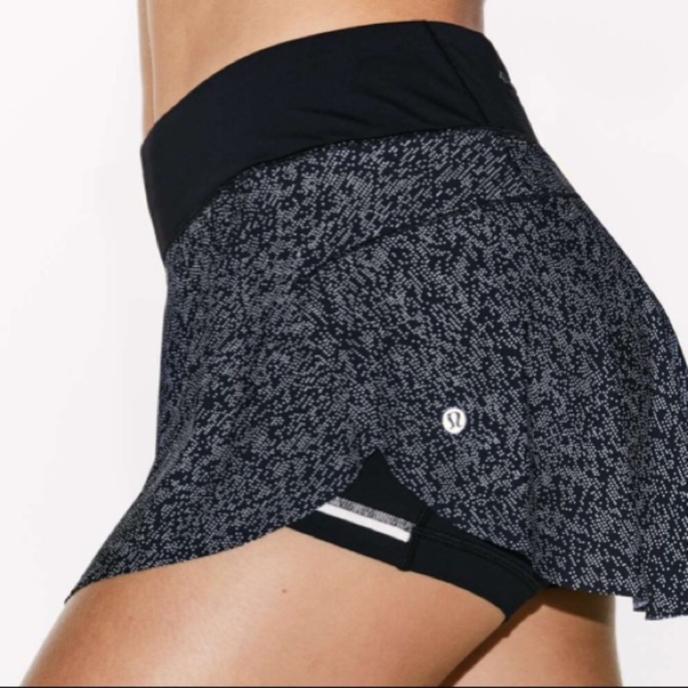Lululemon Quick Pace Skirt Soundwave White Black Size 8